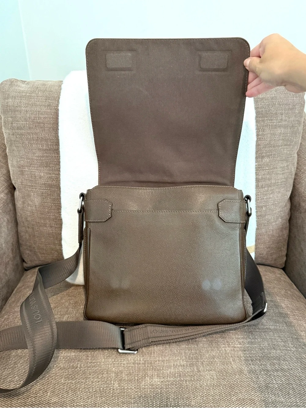 Authentic Louis Vuitton Roman Messenger bag M32852 brown taiga leather LV